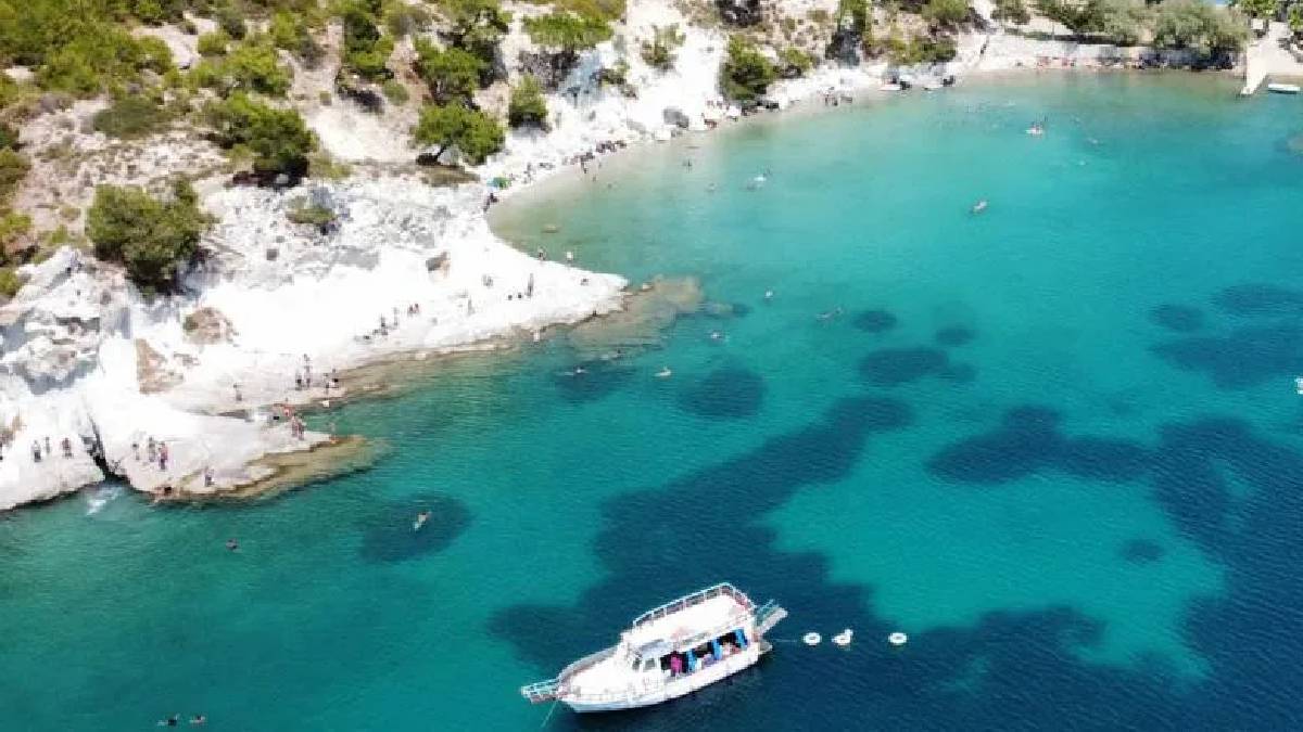 Turkuaz deniz beyaz kayalıklarla büyülüyor! Kış bastırmadan İzmir’in saklı cennetini keşfedin