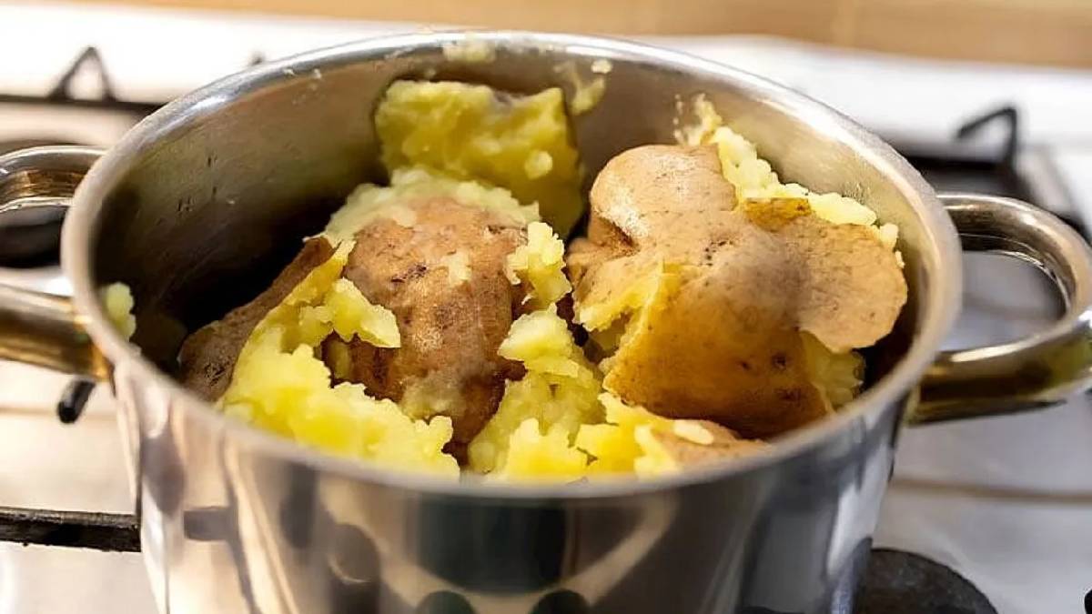 Patates haşlarken suya bir kaşık ekleyin! Patatesin dağılmasını önleyen püf nokta