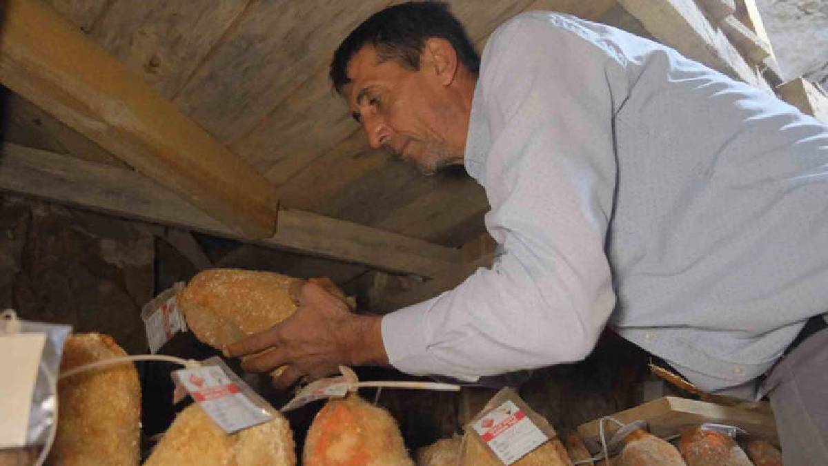 Mağaraya girerken beyaz çıkarken kırmızı oluyor! 500 yıllık bakteri mucizesi sofraları tatlandırıyor