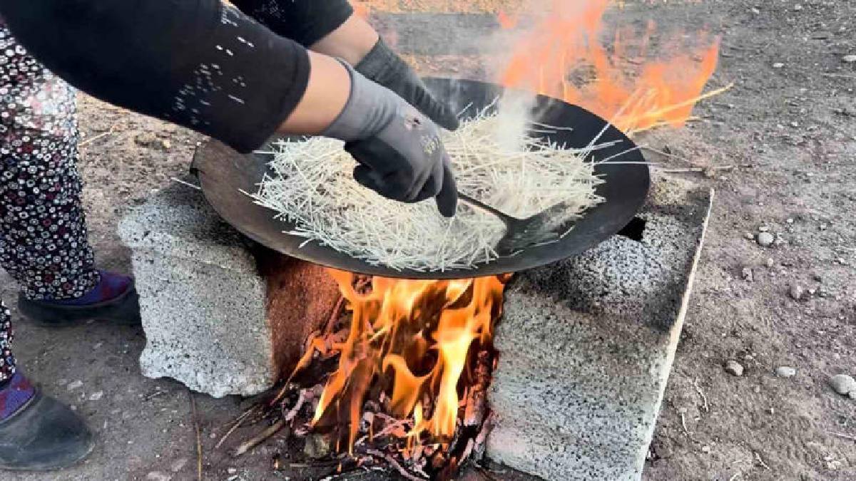 İpler açık havada geriliyor, hamurlar tek tek üzerine seriliyor! Ağrı’da hazırlık başladı