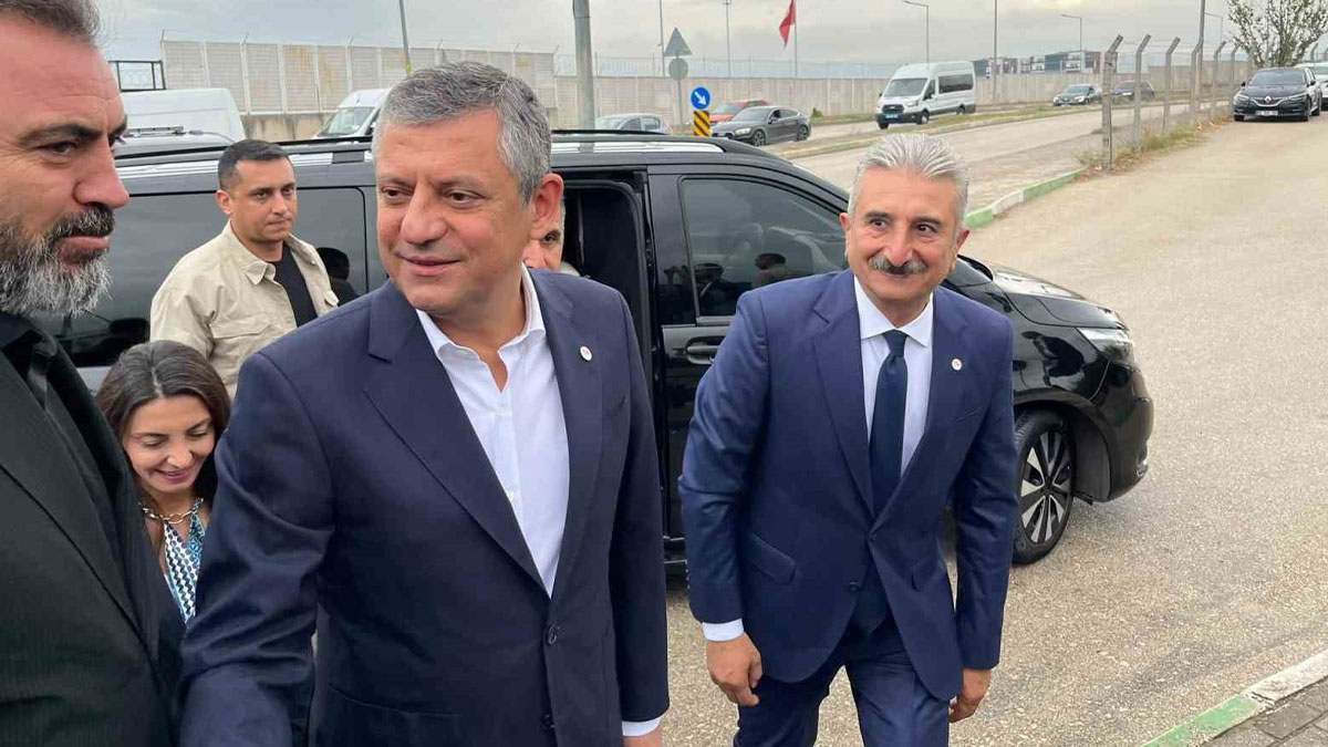 Özgür Özel, Mustafa Bozbey'i cezaevinde ziyaret etti