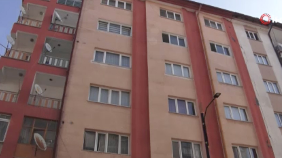 Sivas'ta korkunç olay! Kardeşini camdan atan 14 yaşındaki abla tutuklandı