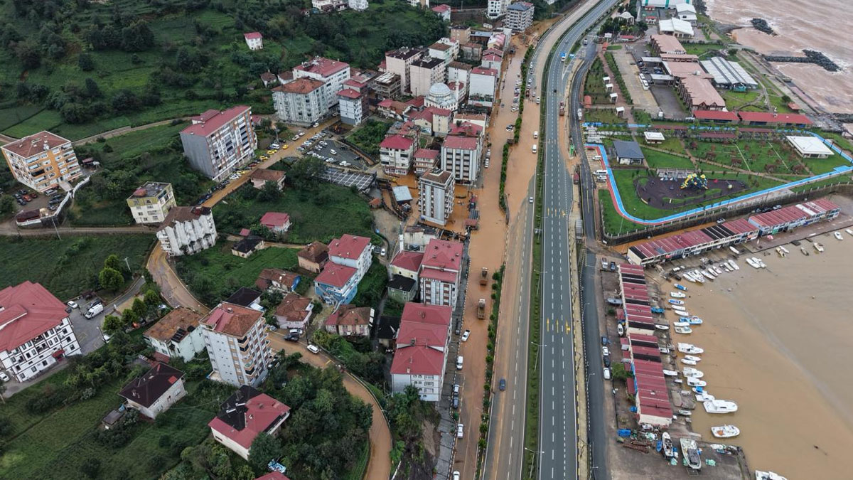 Rize’yi sağanak vurdu: Yollar göle döndü, dereler taştı