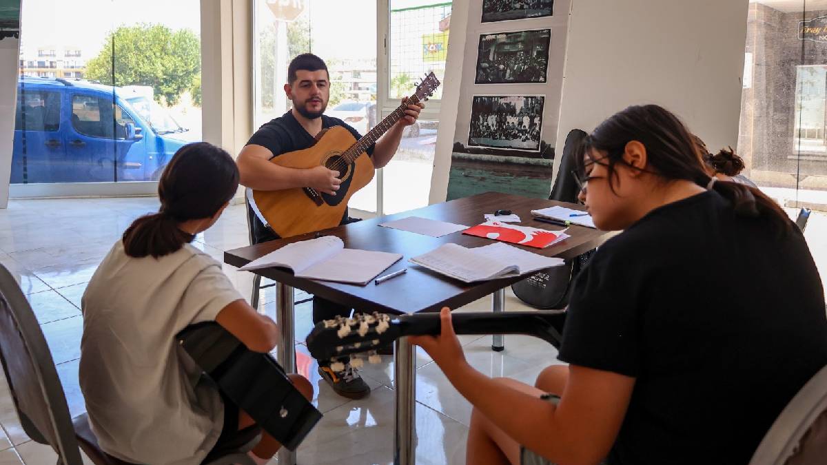 Efeler'de sanat zamanı: Müzik Akademisi kursları başlıyor