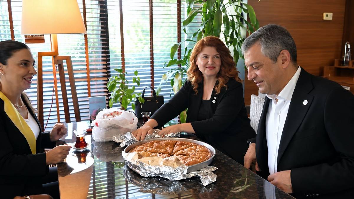 Özgür Özel’in “börek” görüntüleri gündem olmuştu: Ertesi sabah aynı sofraya oturdular