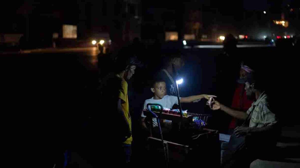 Küba'da bir kez daha ülke çapında elektrik kesintisi: Havana'nın yüzde 95'i karanlıkta