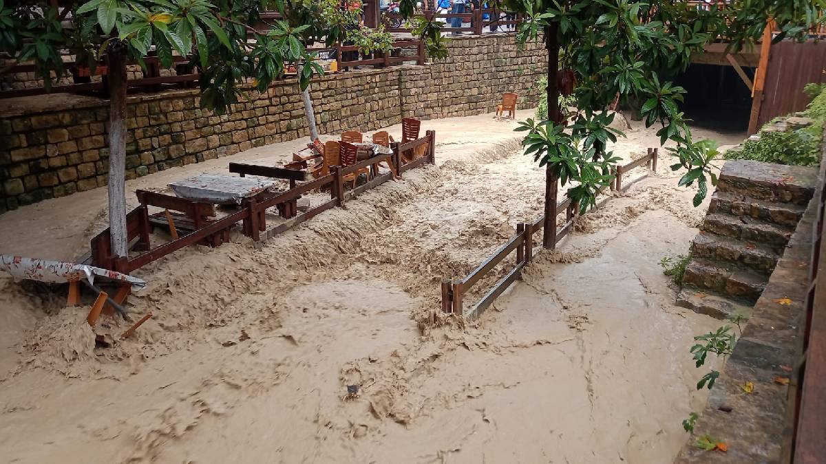 Hatay’da şiddetli sağanak: Dere taştı, işletmeleri su bastı