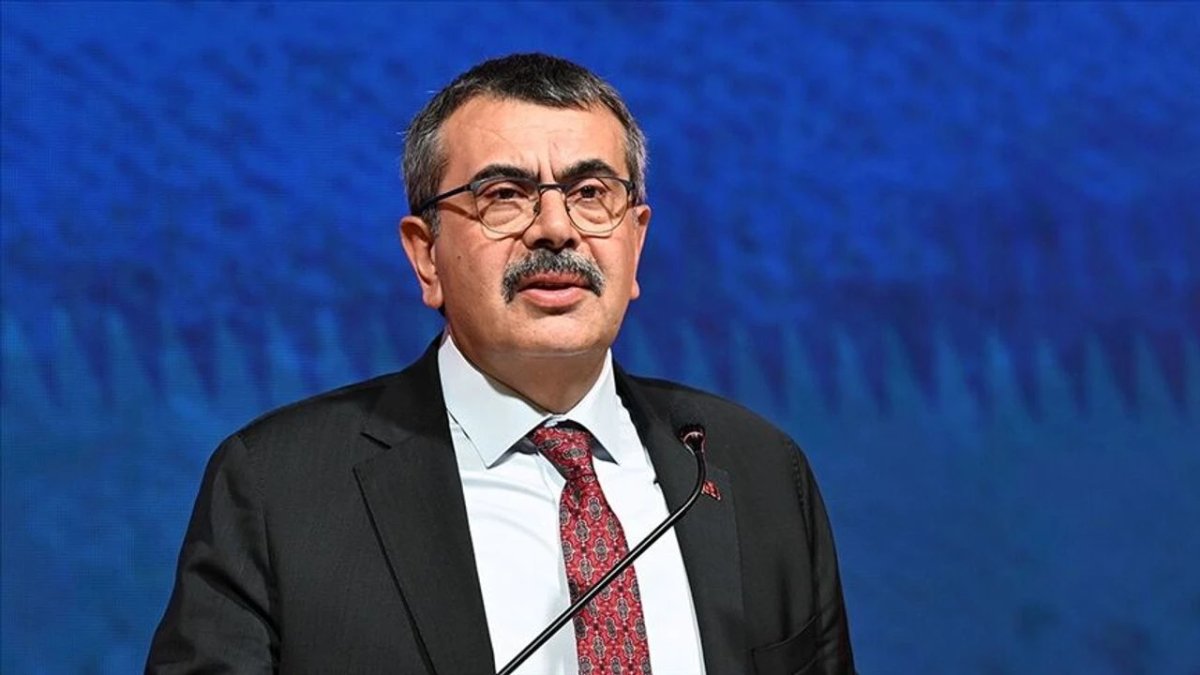 Bakan Tekin'den okullarda yeni dönem kararları! Ara tatil iptali, önlük ve kayıt parası açıklaması geldi