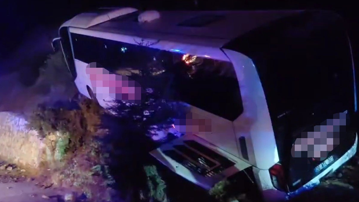Manisa'da yolcu otobüsü yoldan çıktı: 18 yaralı, 2’sinin durumu ağır