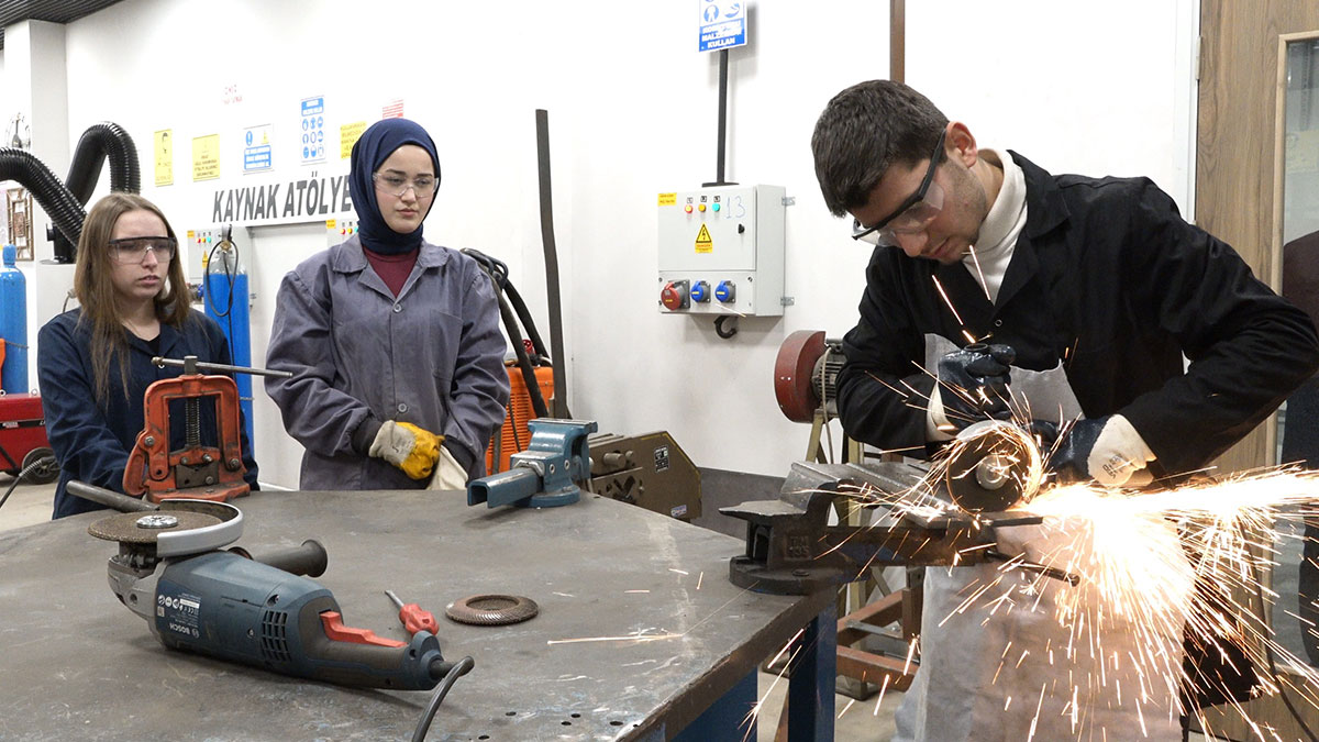 Ön lisans öğrencilerine en az 4 ay fabrika deneyimi şartı geldi