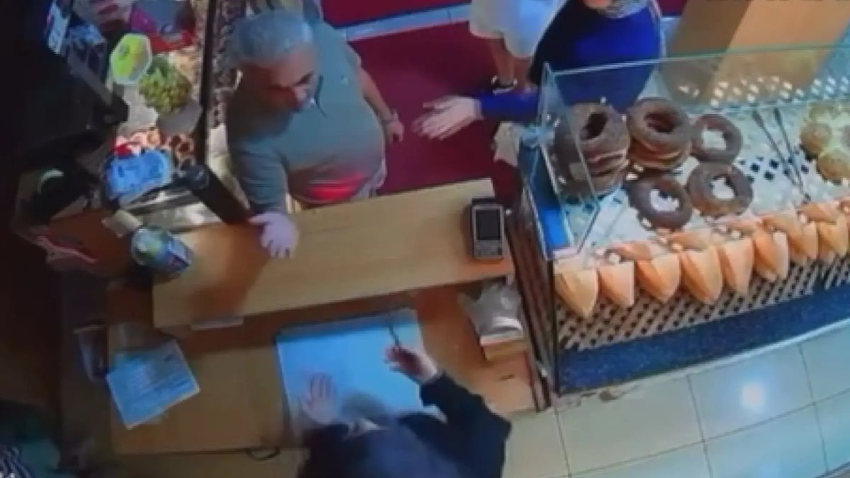 “Ben kimseye benzemem” deyip fırıncı kadına saldırdı: Dehşet anları kamerada