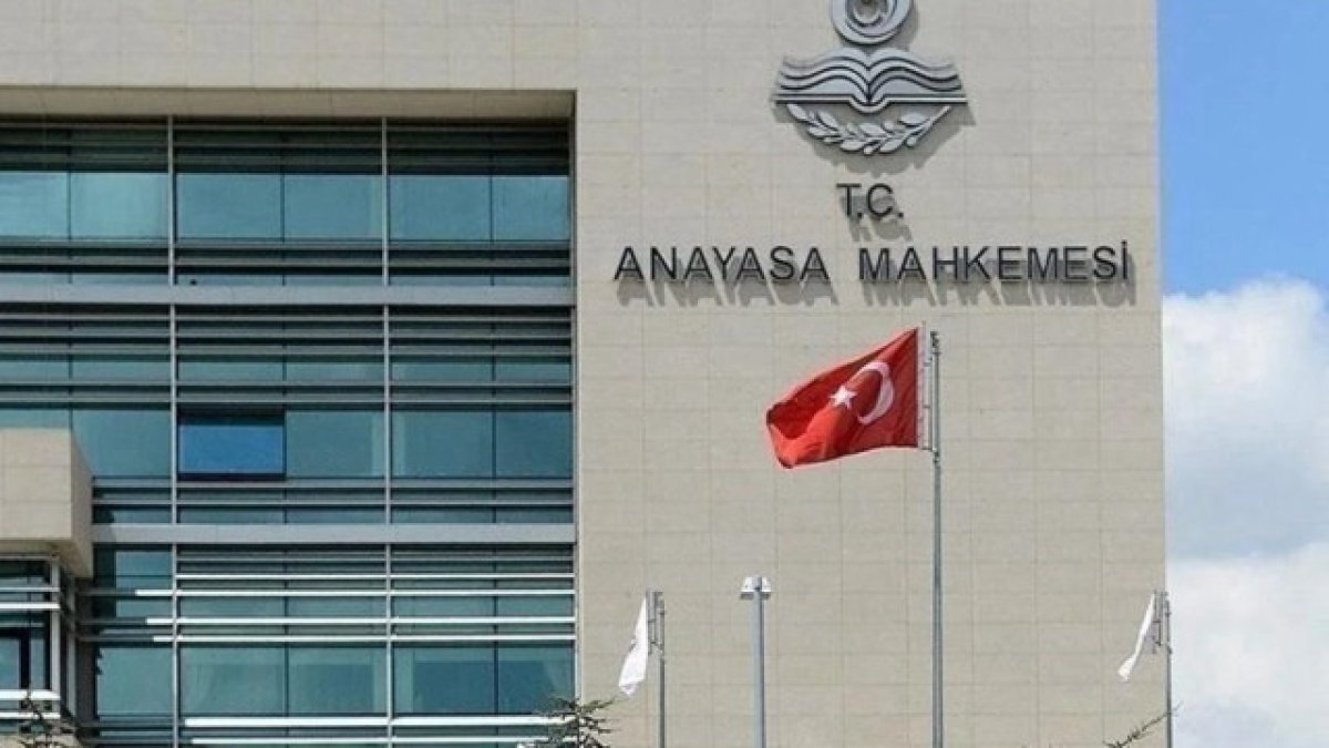 Dolmuş şoförüne sigara aldırdığı iddiasıyla meslekten çıkarılmıştı: AYM’den hak ihlali kararı