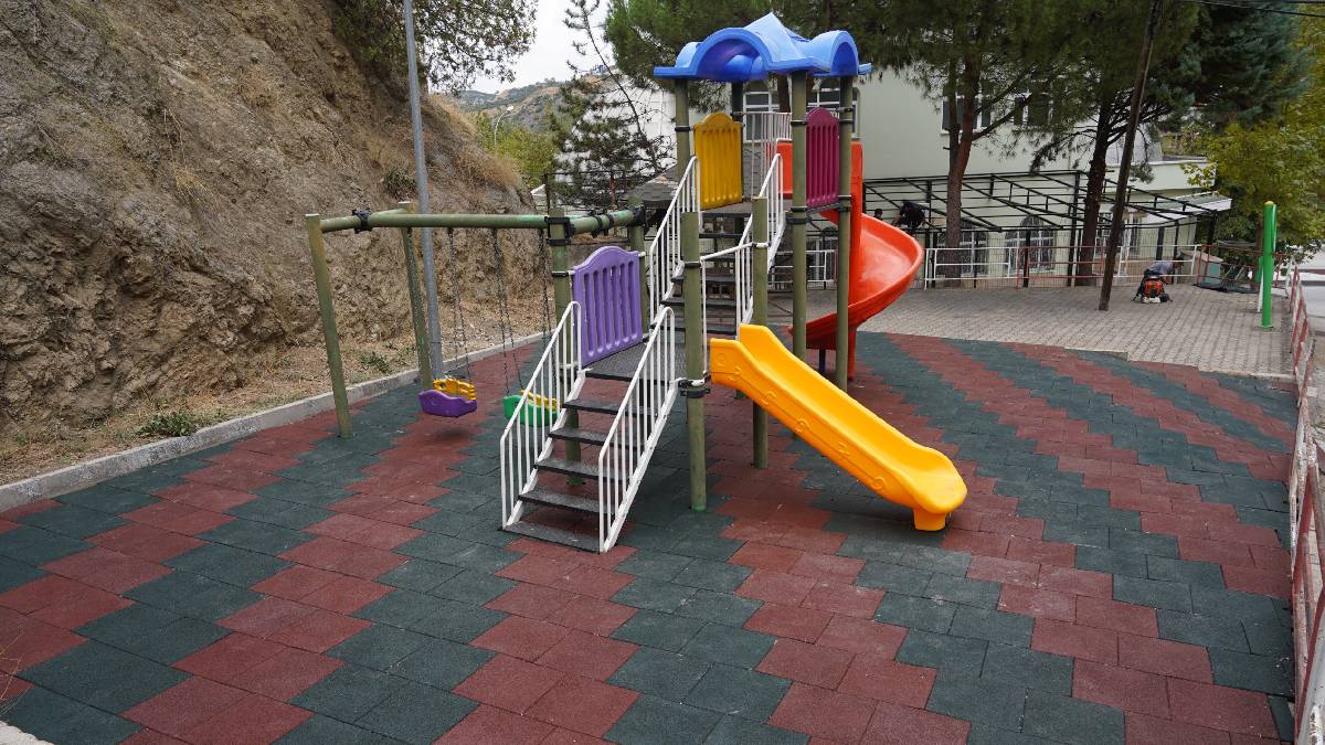Çocuk park ve oyun alanları yenileniyor, zeminleri kauçukla kaplanıyor