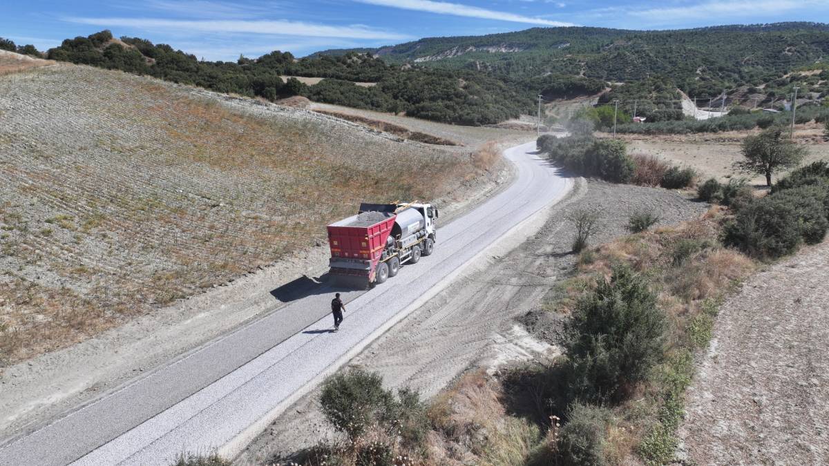 Selendi’de 26 yıllık yol ilk kez asfaltla buluşuyor