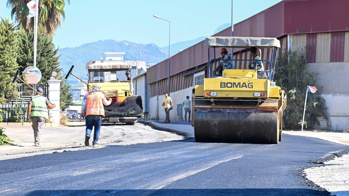Kumluca Belediyesi Bağlık Mahallesinde sıcak asfalt serimini tamamladı!