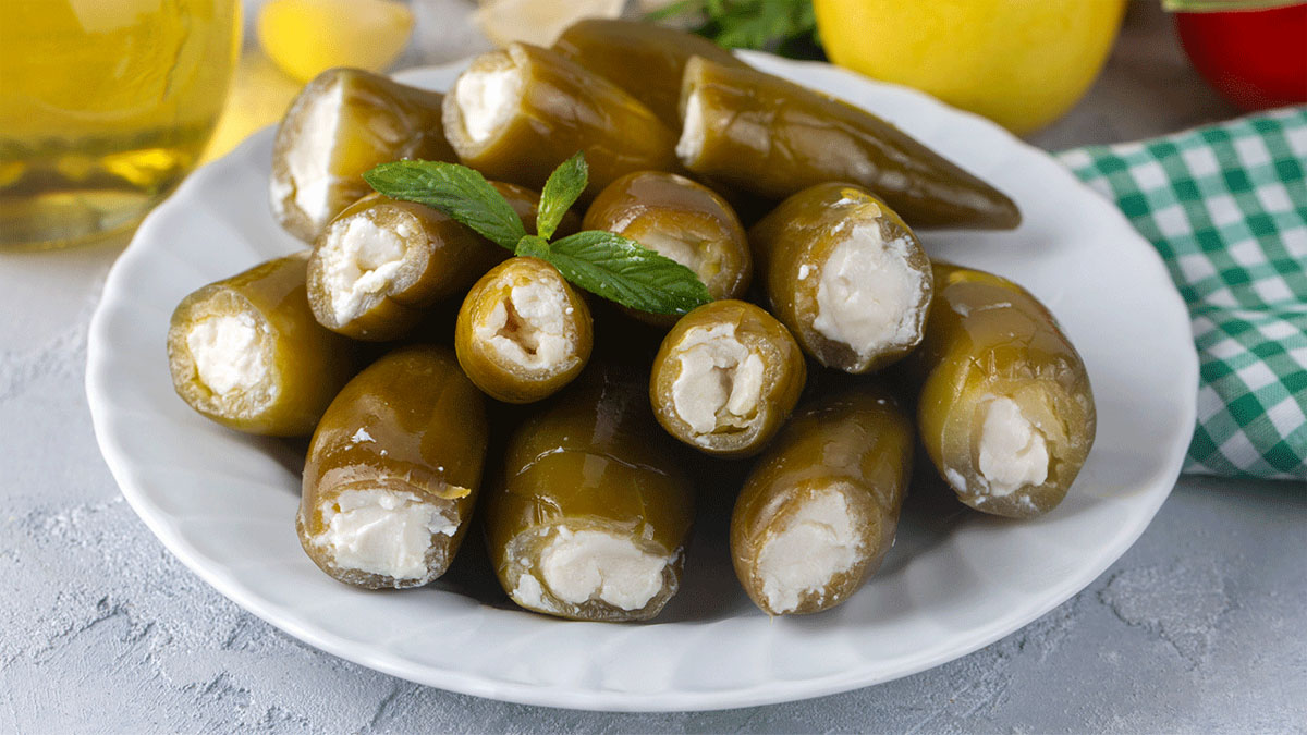 Sofraların yeni gözdesi: Evde kolayca yapılan peynir dolgulu jalapeno turşusu tarifi!