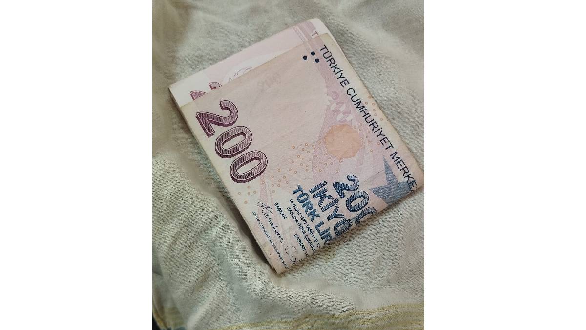 Pazarcı esnafı tezgahında unutulan parayı zabıta ekipleri sahibine ulaştırdı
