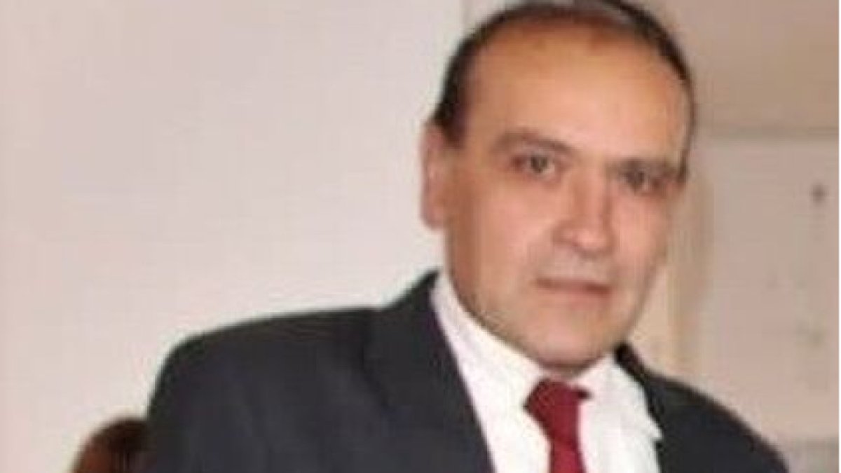 Okul müdürü evinde ölü bulundu