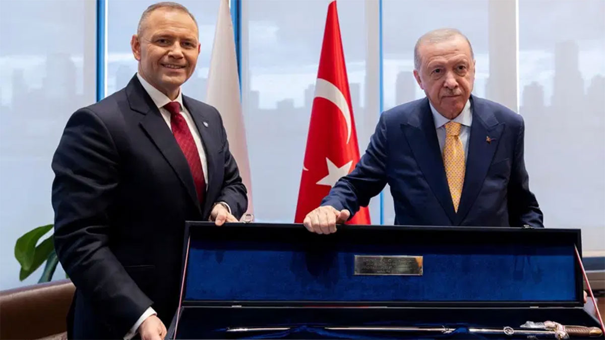 Polonya Cumhurbaşkanı'ndan Erdoğan'a kılıç hediyesi