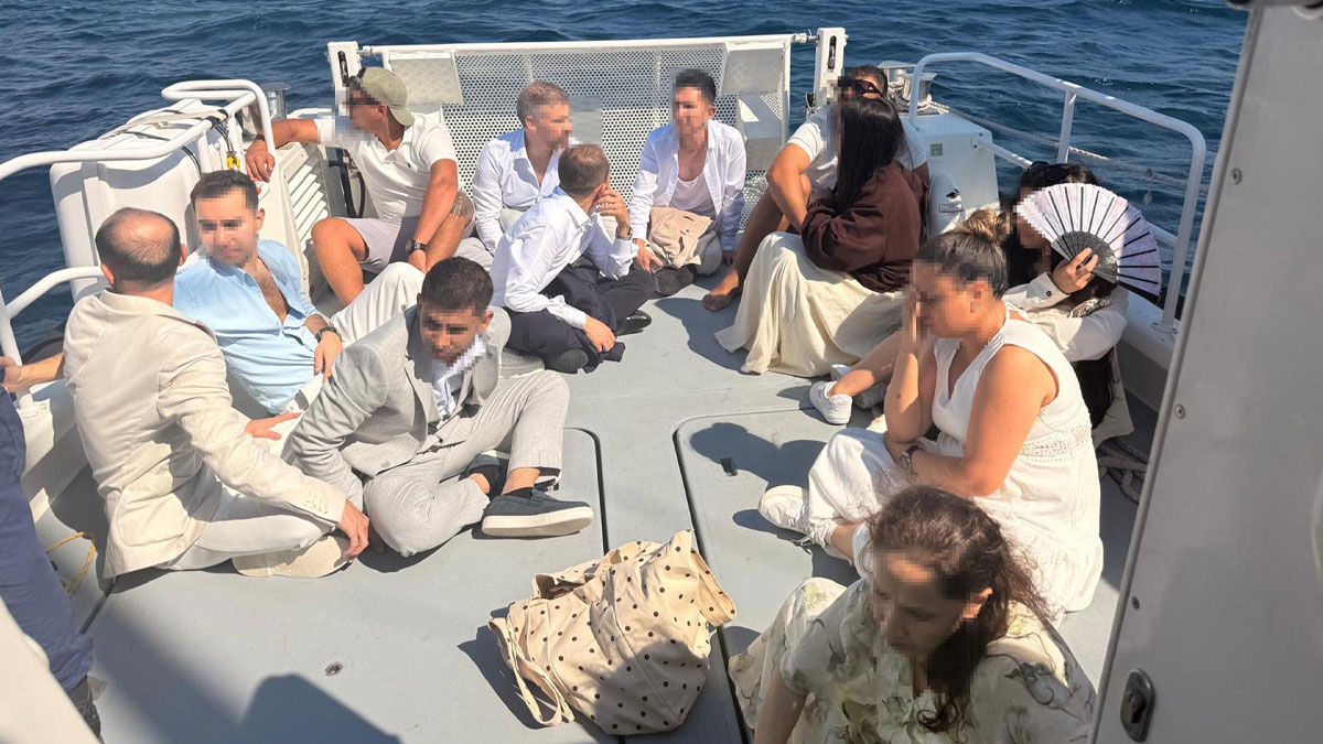 Şık giyinip yurt dışına kaçmaya çalıştılar: 12 kaçak göçmen yakalandı