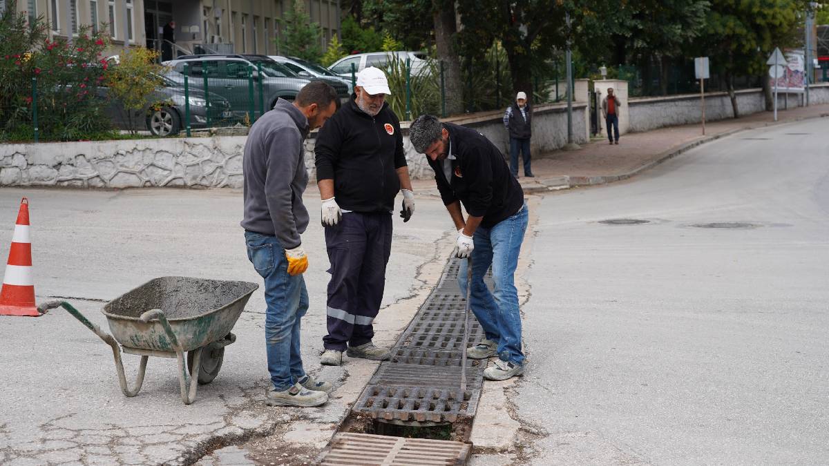 Yağışlar öncesinde mazgallarda temizlik çalışması yapıldı