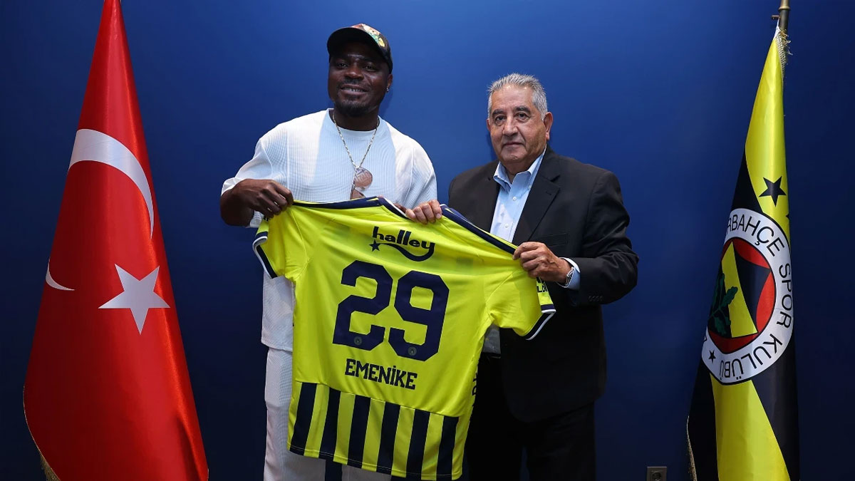Emenike yıllar sonra Fenerbahçe’de: 29 numaralı forması hediye edildi