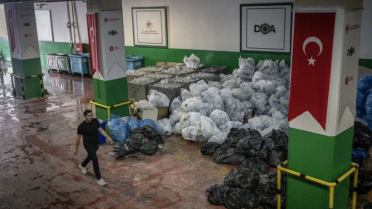 Çöp diye bakılan ambalajlar fabrikada dev balyalar halinde servete dönüşüyor