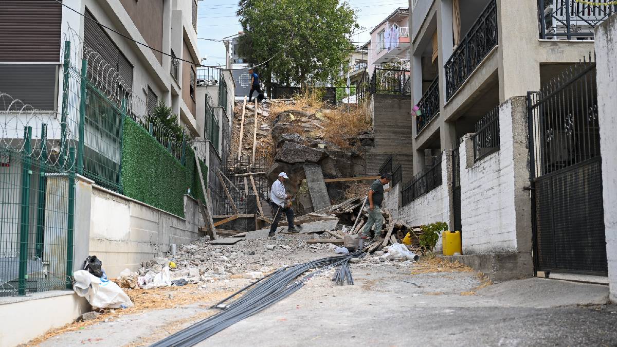 Bornova’da çifte merdiven hamlesi: Atatürk Mahallesi’nde kronikleşen sorunlar çözülüyor