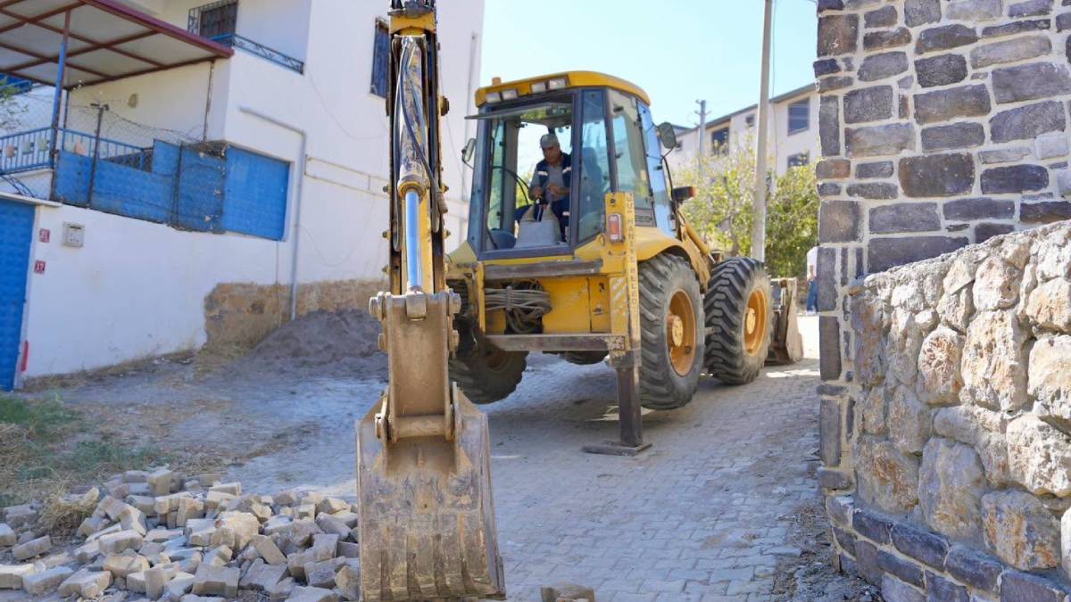 Burhaniye’de yol yapım, bakım ve onarım çalışmalarında yoğun mesai