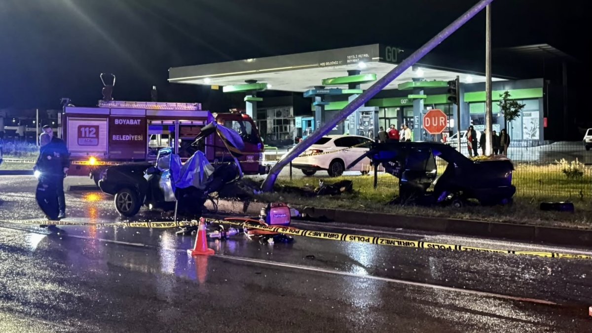 Sinop'ta otomobil aydınlatma direğine çarptı: 1 ölü, 2 yaralı