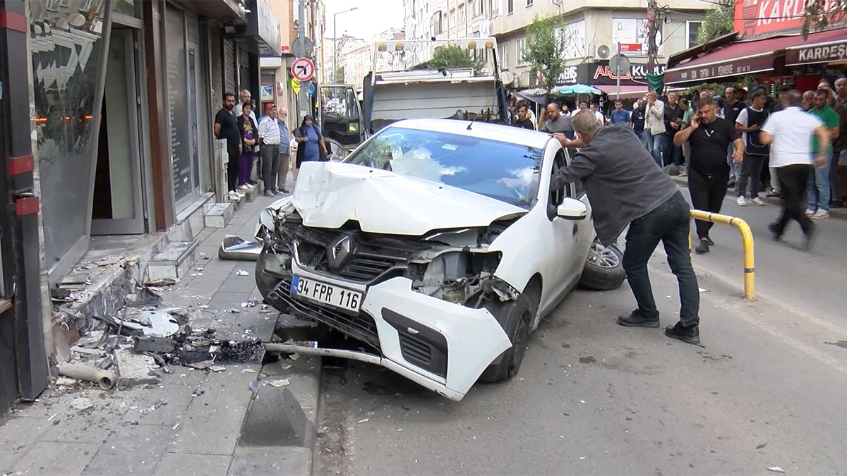Bayrampaşa’da otomobil kaldırımdakilere çarptı: 2’si ağır 5 yaralı