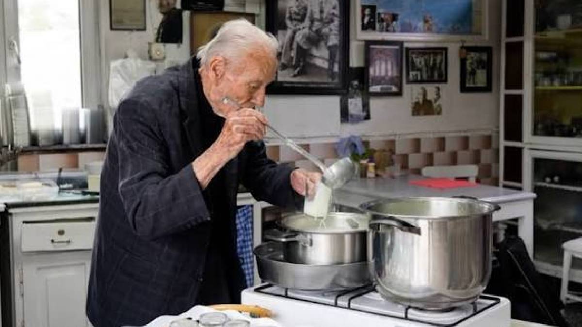 Bergama’da 80 yıllık kahvaltı geleneği sona eriyor: Eşref Amca dükkânına veda ediyor