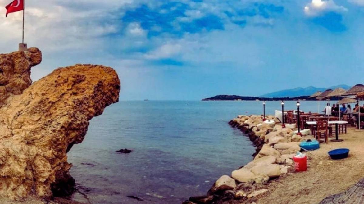 Sığ denizi ve aşk efsanesiyle dikkat çekiyor! İzmir’in Gelinkaya’sı günübirlik ziyaretçilerin gözdesi