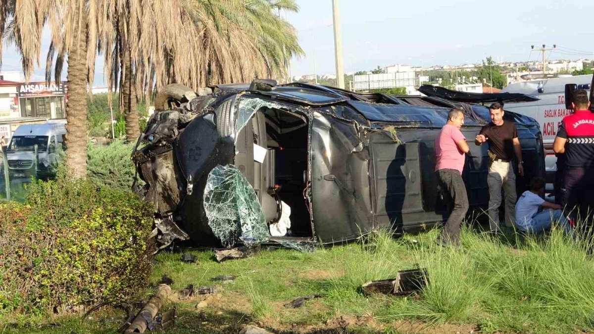 Antalya'da 3 araç birbirine girdi, 15 kişi yaralandı