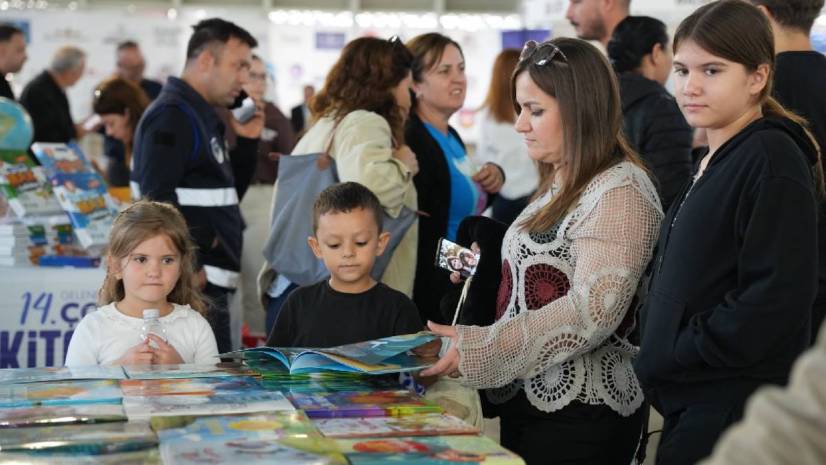 Çorlu Kitap Fuarı kapılarını kitapseverlere açtı