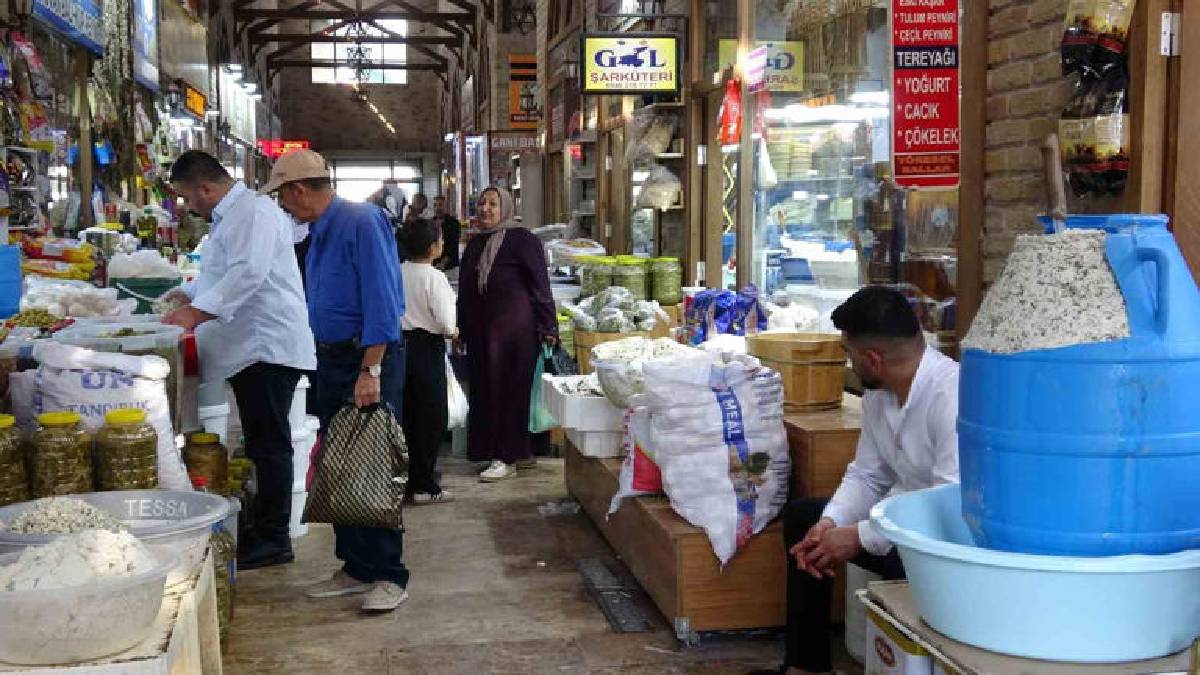 Toprak altında 7 ay yattı, fiyatı arttı! Van’ın meşhur lezzeti 800 TL’den tezgahta
