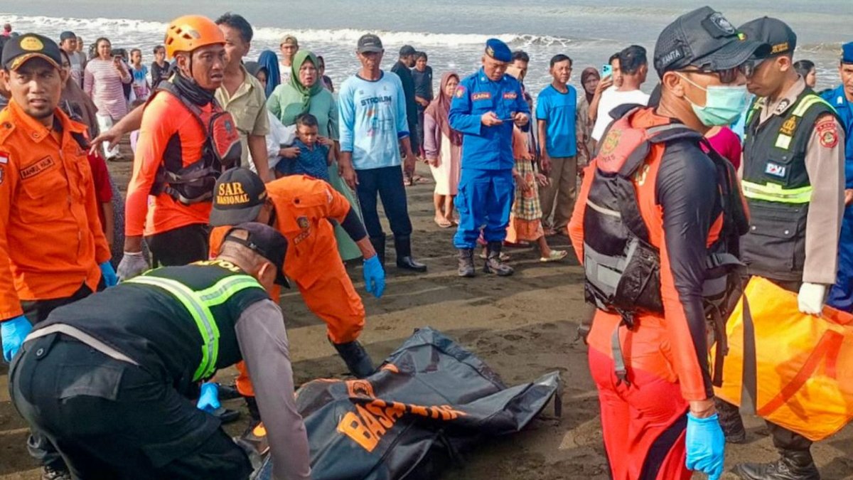 Endonezya'da batan feribotta 52 kişinin cansız bedenine ulaşıldı