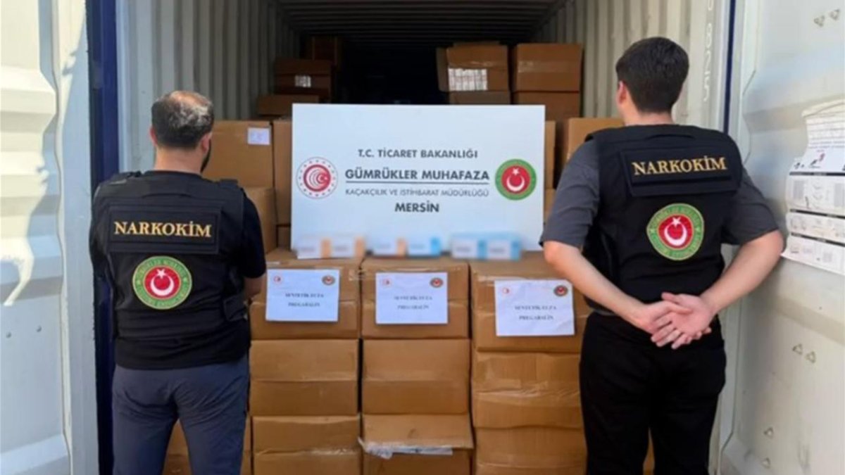 Mersin'de reçetesiz satılması yasak olan 1,7 ton ilaç ele geçirildi