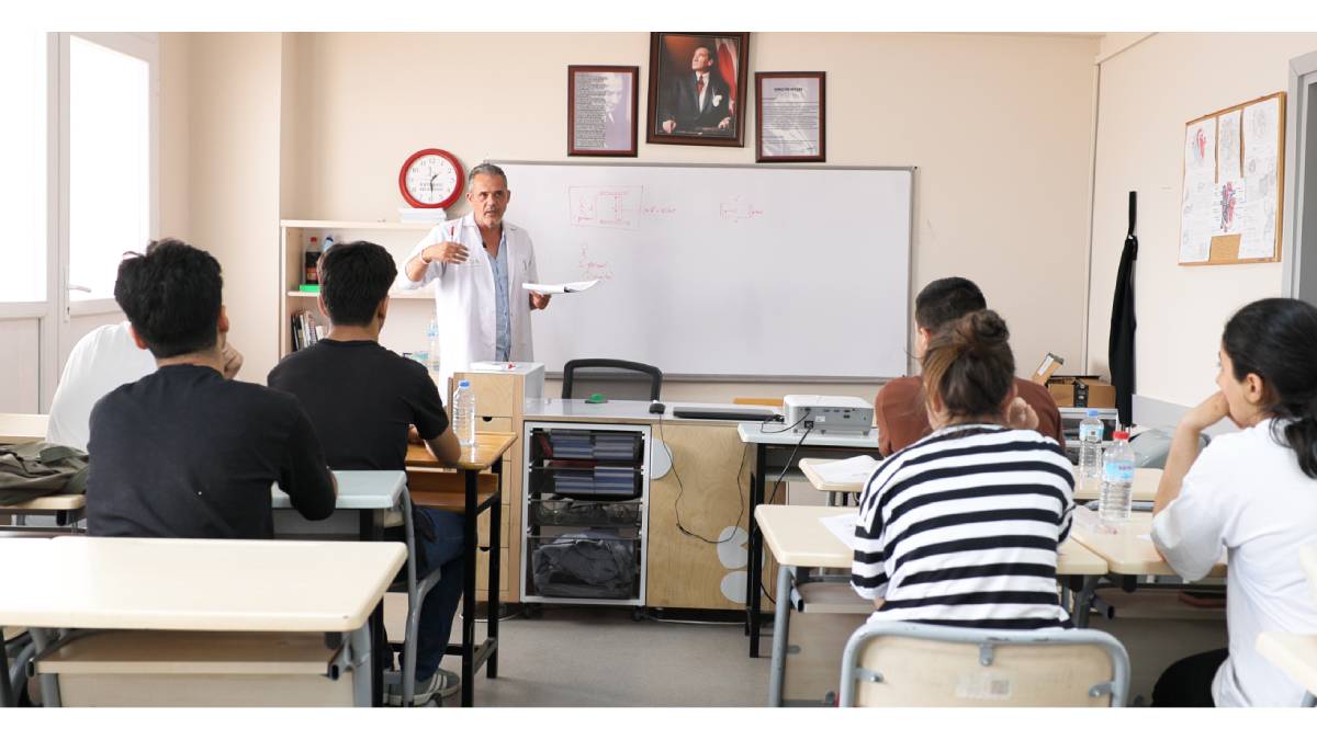 Bayraklı’da mezun öğrencilere YKS desteği