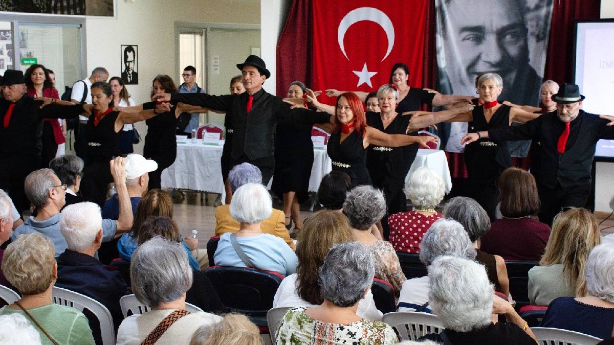 Karşıyaka’da Alzheimer’la yaşam konuşuldu