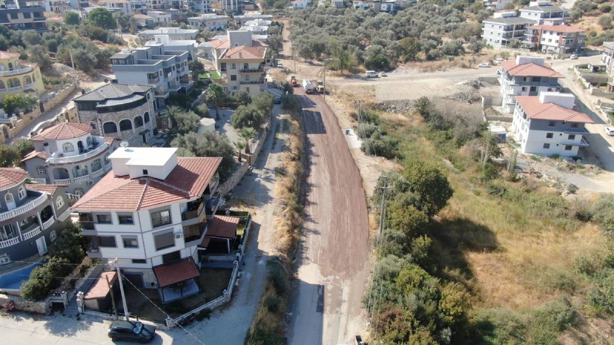 Foça’da yol çalışmaları sürüyor