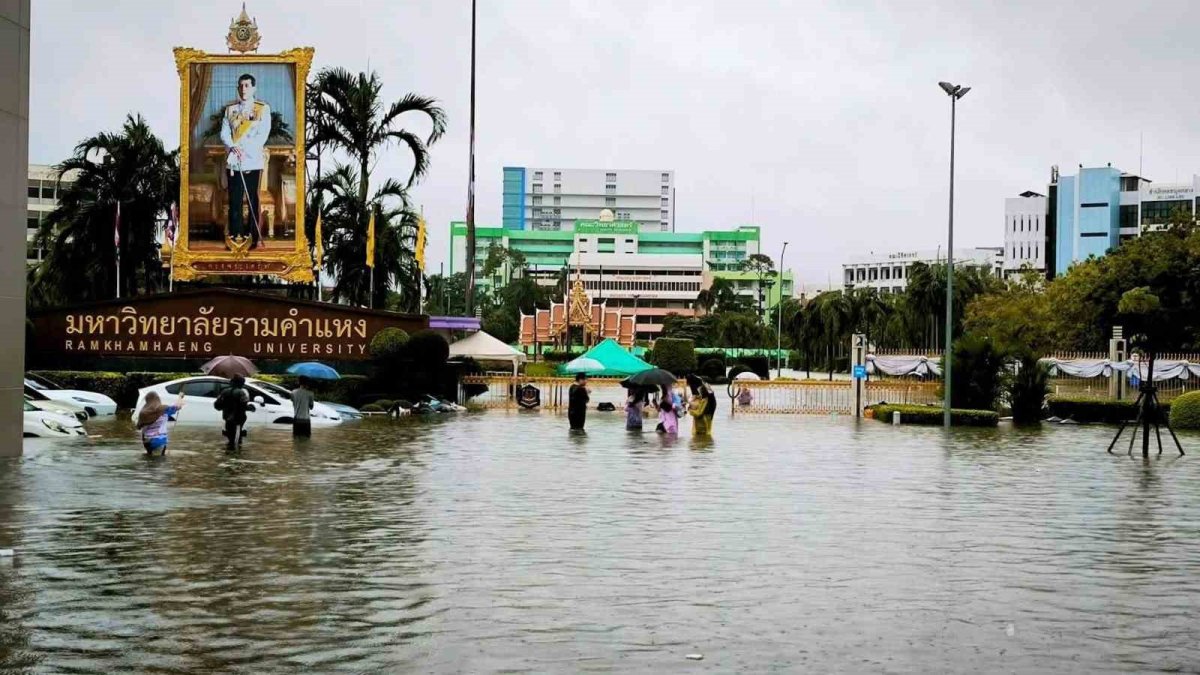 Bangkok'ta şiddetli yağışlar nedeniyle sel meydana geldi; 50 bölge afet bölgesi ilan edildi