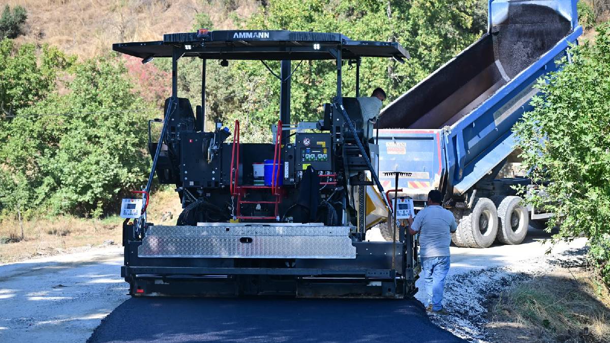 Manisa Büyükşehir, Sarıgöl’de 6 kilometrelik yolu sıcak asfaltla buluşturuyor