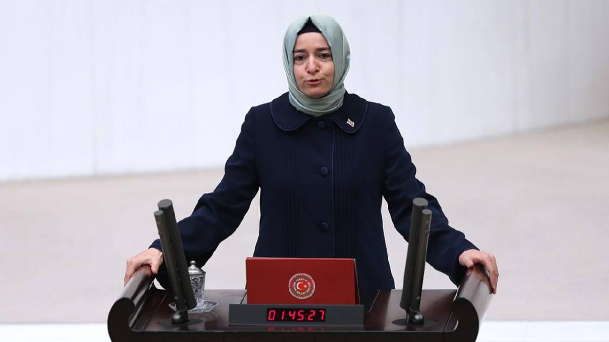 Fon iddiaları sonrası Fatma Betül Sayan Kaya görevinden istifa etti