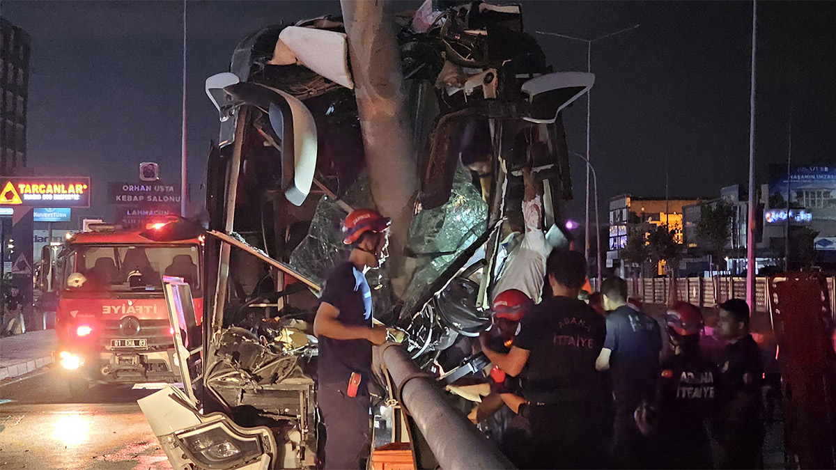 Adana'da yolcu otobüsü önce tabelaya, ardından alt geçit duvarına çarptı: Çok sayıda yaralı var
