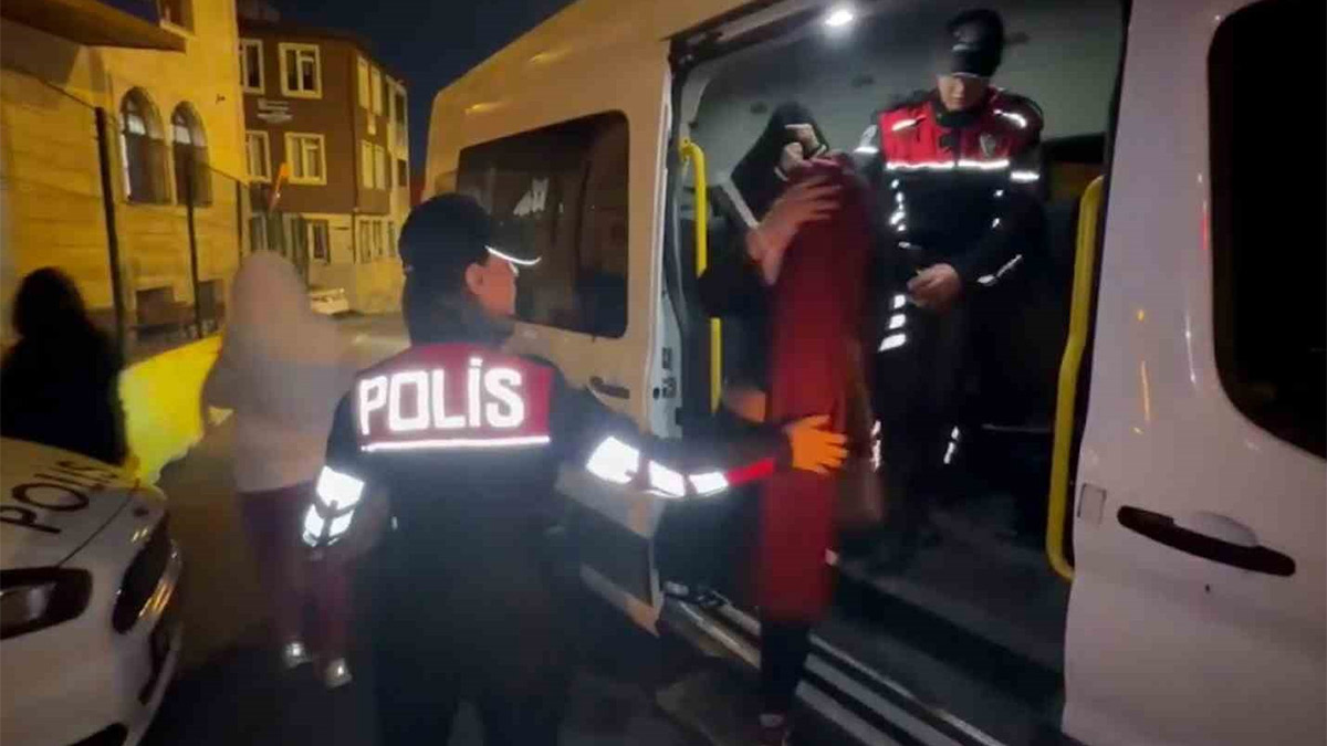 Beyoğlu'nda dron destekli gece denetimi: 3 aranan şahıs yakalandı, 17 işletmeye ceza