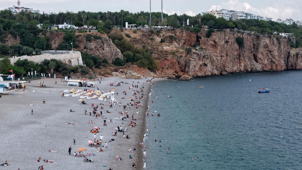 Antalya’da termometreler şaşırttı: Deniz suyu hava sıcaklığını geçti