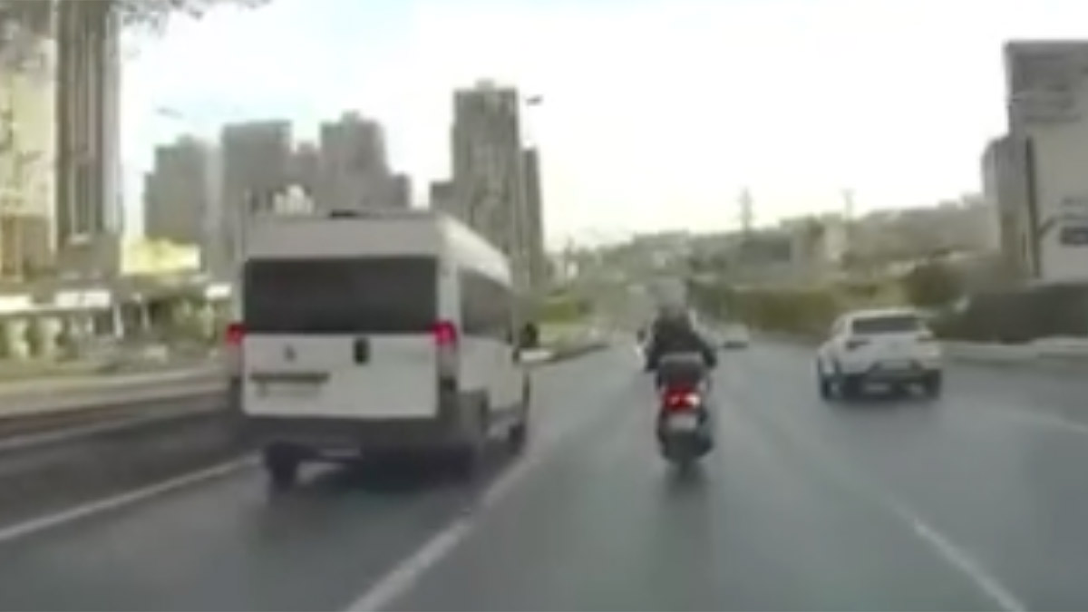 Motosiklet sürücüsüyle tartışan servis şoförüne tutuklama