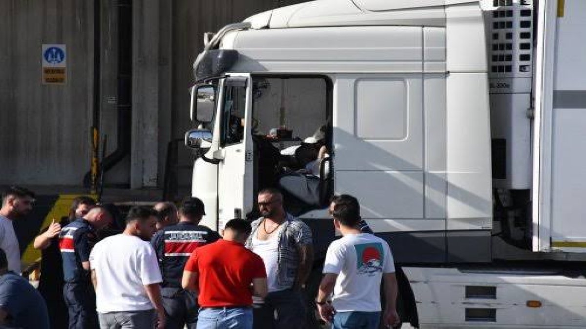 Emirdağ’da tır sürücüsü aracının içinde ölü bulundu