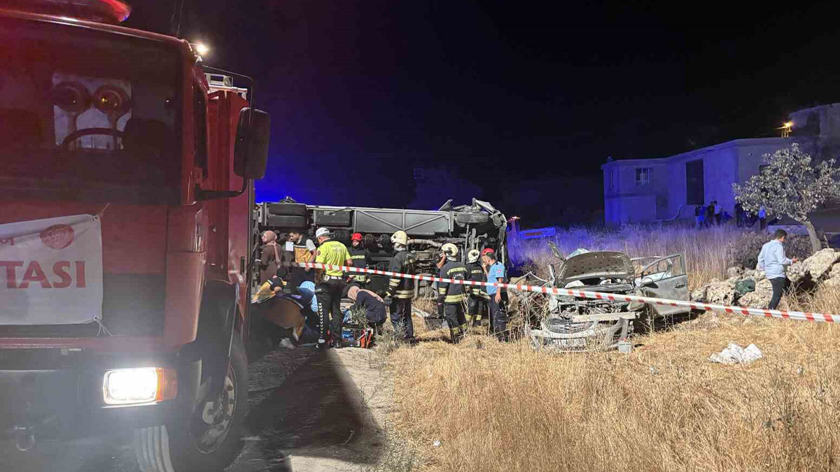 Gaziantep'te yolcu otobüsü ile otomobil çarpıştı: Feci kazada 5 ölü, 13 yaralı